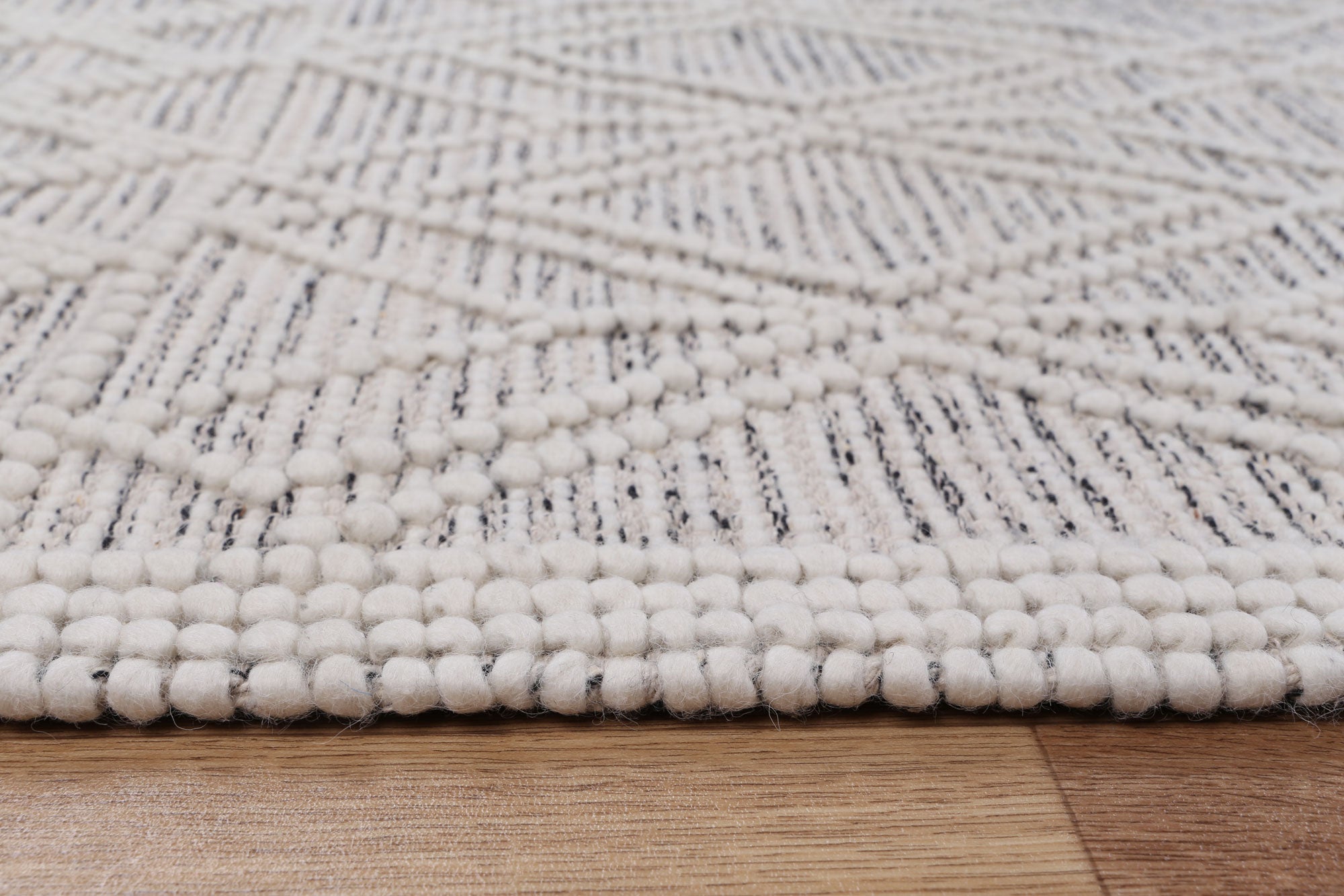 Vista Ava White Black Wool Rug