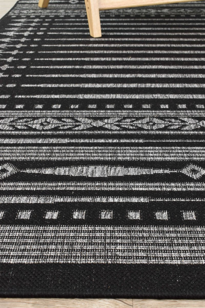 Amara Arrow Dark Grey Outdoor Rug