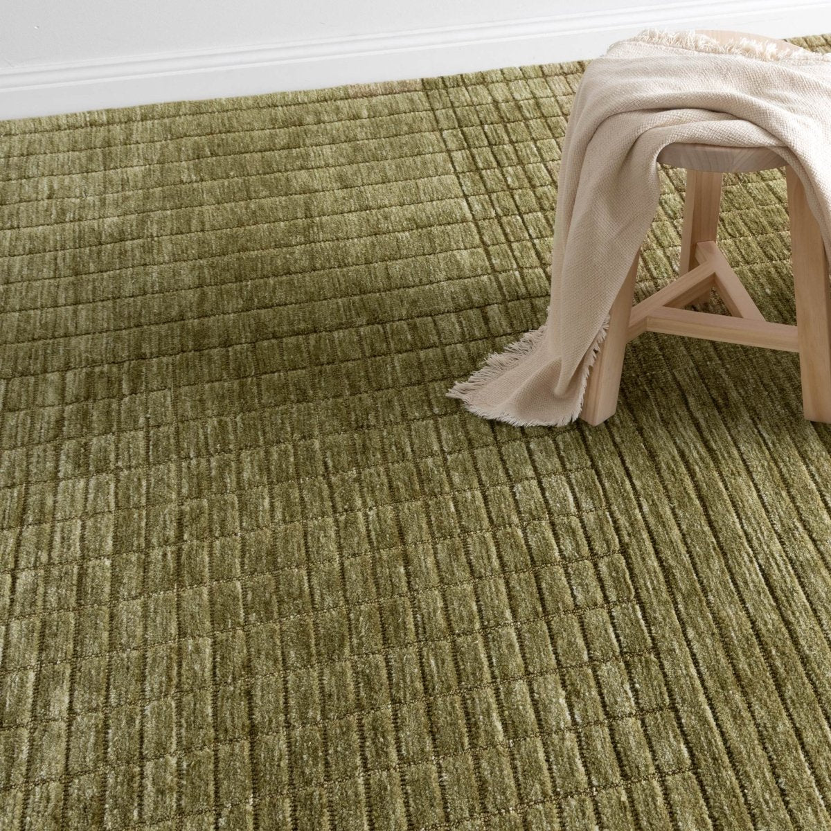 Crest Green Modern Rug