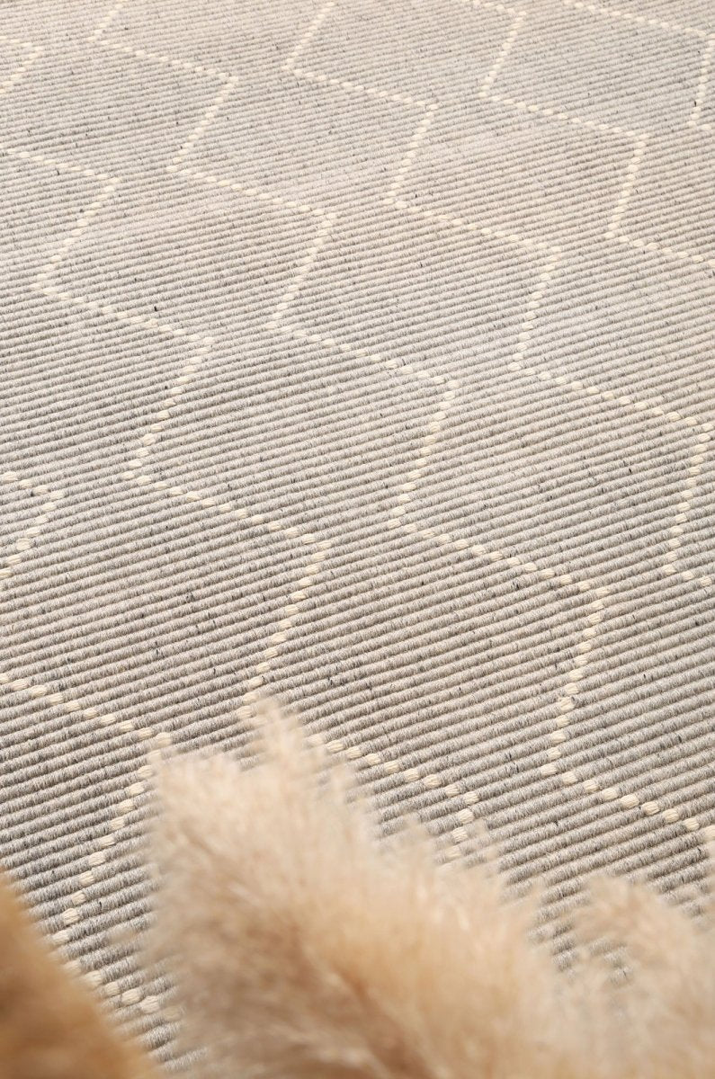 Solace Diamond Tassel Grey Rug - Ruggy