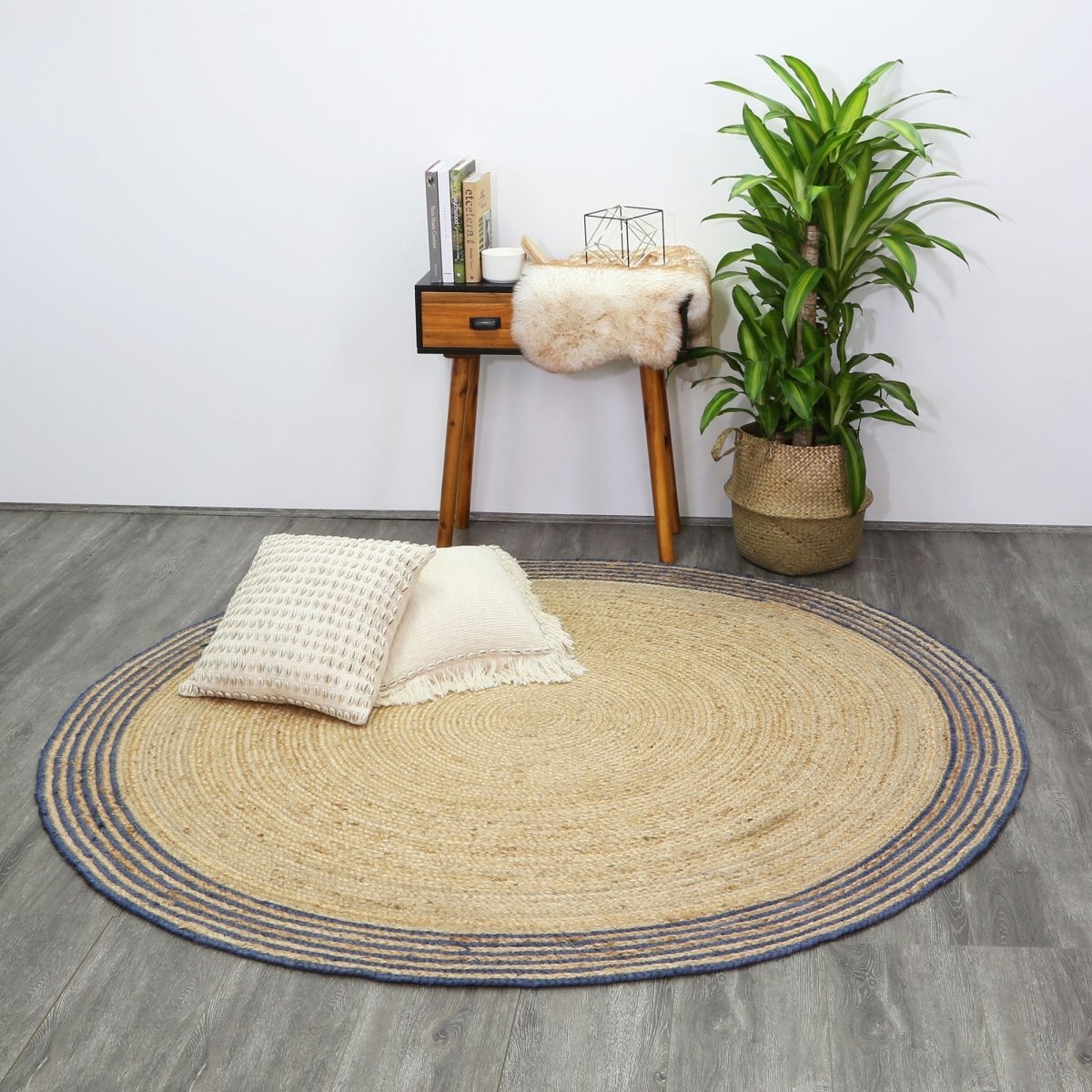 Thrive Navy Blue Natural Round Boarder Rug - Ruggy